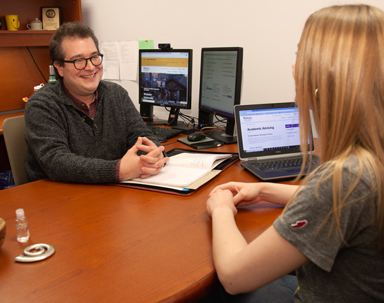 An advisor meets with a student in the Academic Advising Center.