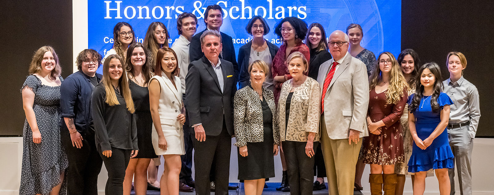 Group of Gleich Honors College students with the Gleichs, Schuster and Stroble