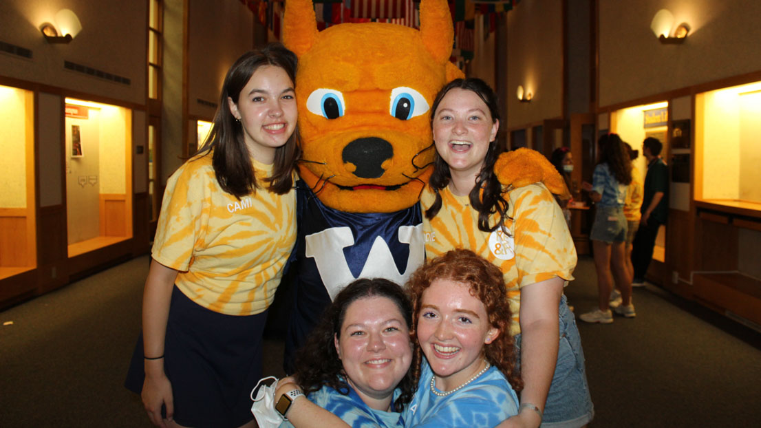 Students with the Gorlok mascot